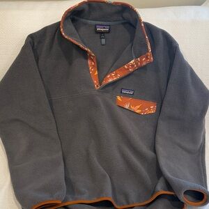 Patagonia Charcoal Fleece with Rust Floral Pattern Accents Synchilla Snap-T